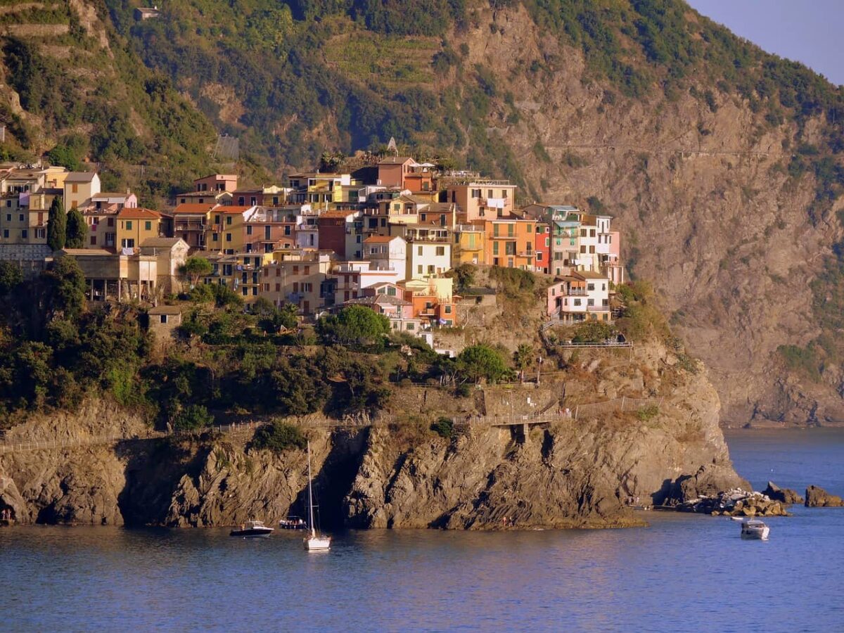 cinque terre in moto Corniglia