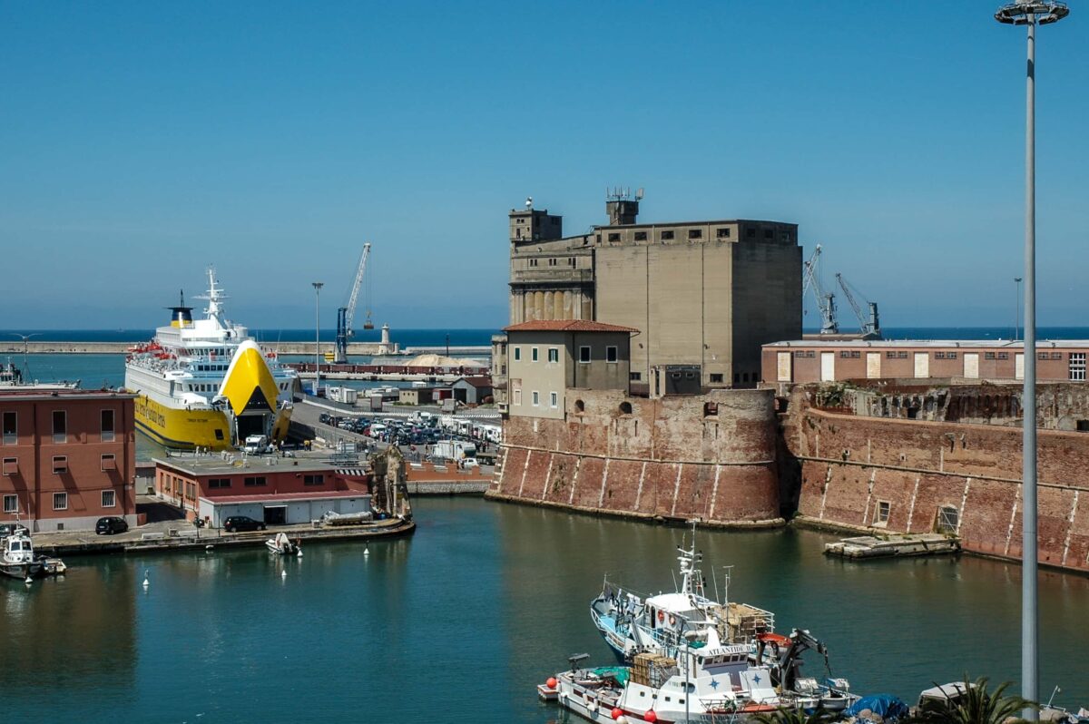 Imbarchi traghetti navi e dove mangiare al porto di Livorno 4